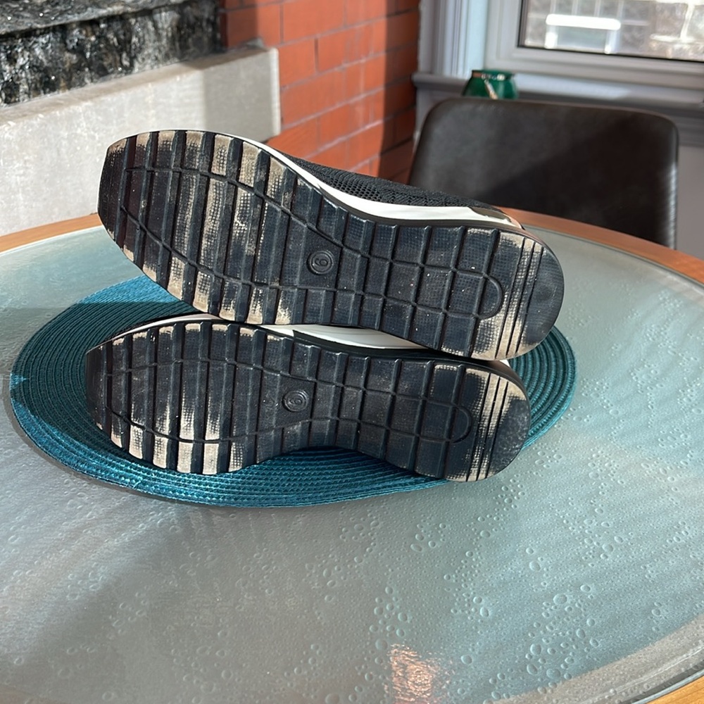 Stylish Black Slip-On Women's Sneakers - Picture 4 of 8